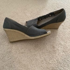 Tom’s Classic Wedges in gray, Size 9.5